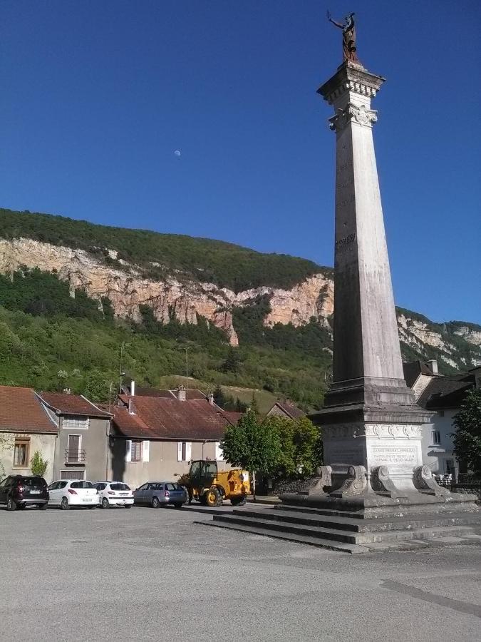 A Deux Pas Du Rheby Hotel Villebois Eksteriør billede